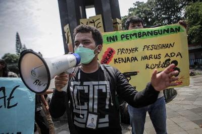 Sejumlah mahasiswa dan jurnalis melakukan aksi terkait konflik Wadas di Tugu Adipura, Kota Tangerang, Banten, 21 Februari 2022. ANTARA/Fauzan