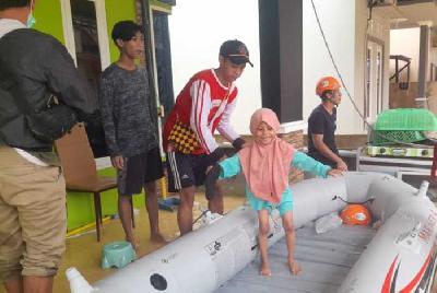 Petugas mengevakuasi warga terdampak banjir di Kutai Timur. BPBD Kabupaten Kutai Timur