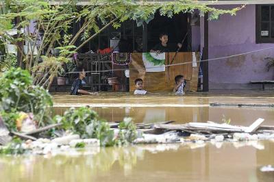 Banjir menggenangi kawasaan Damai, Balikpapan, Kalimantan Timur,16 Maret 2022. ANTARA/Hafidz Mubarak A