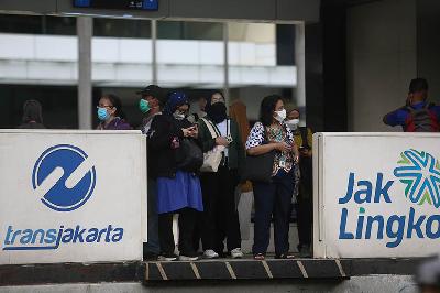 Calon penumpang menunggu kedatangan bus Transjakarta di Halte Tosari, Jakarta, 16 Maret 2022.  TEMPO/Hilman Fathurrahman W