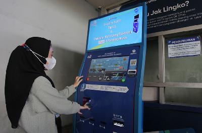 Warga mengisi ulang kartu integrasi transportasi Jaklingko di Tanah Abang, Jakarta, 1 Juni 2021.  ANTARA/Reno Esnir