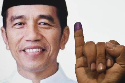 Warga menunjukkan jarinya usai memberikan hak suara dalam Pemilihan Presiden di Surabaya, Jawa Timur, 17 April 2019. ANTARA/Zabur Karuru