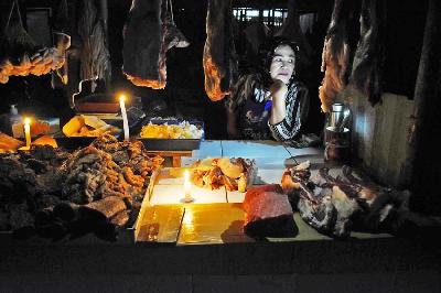 Pedagang daging sapi menunggu konsumen di Pasar Kosambi saat mati aliran listrik di Bandung, Jawa Barat, 28 Februari 2022. TEMPO/Prima mulia