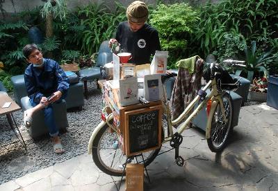 Angga, meracik kopi di atas sepeda untuk pelanggannya di Bandung, Jawa Barat, 11 Maret 2022. TEMPO/Prima mulia