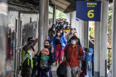 Penumpang kereta api argo parahyangan tiba di Stasiun Bandung, Jawa Barat, 10 Maret 2022. ANTARA/Raisan Al Farisi