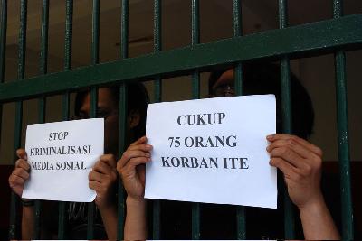 Aktivis membawa poster korban ITE di Pengadilan Negeri Bandung, Jawa Barat, 2015. TEMPO/Prima Mulia