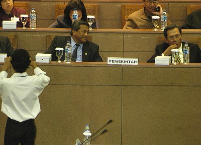 Menteri Komunikasi dan Informatika Muhammad Nuh (kiri) dan Menteri Hukum dan Hak Asasi Manusia (Menkumham) Andi Mattalata (kanan) saat DPR mensahkan Rancangan Undang Undang Informasi dan Transaksi Elektronik yaitu dokumen elektronik sebagai alat bukti hukum yang berlaku di pengadilan atas kejahatan dunia maya di Gedung MPR/ DPR-RI, Jakarta, 25 Maret 2008. Dokumentasi TEMPO/ Wahyu Setiawan