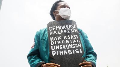 Mahasiswa melakukan aksi simbolik di kawasan Monas, Jakarta, 6 Oktober 2021.TEMPO/Hilman Fathurrahman W