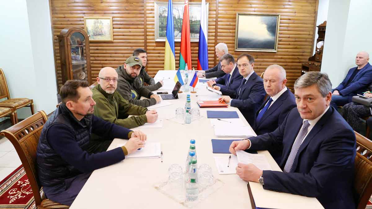 Pejabat Ukraina (kanan) dan Rusia ikut serta dalam pembicaraan di wilayah Brest, Belarusia, 7 Maret 2022. Maxim Guchek/BelTA/Handout via REUTERS