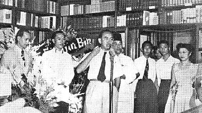 Boejoeng Saleh berbicara saat Pekan Buku Indonesia di Jakarta, 1954. Wikimedia