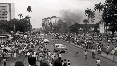 Massa bergerombol saat Peristiwa Malari di kawasan Senen, Jakarta Pusat, 15 Januari 1974. Dok. TEMPO/Syahrir Wahab