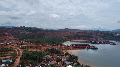 Deforestasi akibat penambangan nikel di Blok Mandiodo, Desa Mandiodo, Kecamatan Molawe, Konawe Utara, Sulawesi Tenggara, 24 Maret 202/TEMPO/ Budhy Nurgianto