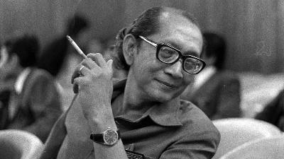 Soedjatmoko saat menjabat sebagai Penasehat Badan Perencanaan Pembangunan Nasional di Jakarta, 1975. Dok. TEMPO/Martin Aleida