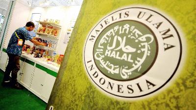Logo Halal MUI di JIExpo, Jakarta, Oktober 2014. TEMPO/Tony Hartawan