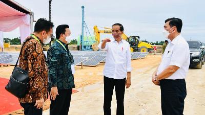 Luhut Binsar Pandjaitan (kanan) , Presiden Joko Widodo, dan Garibaldi Thohir dalam peresmian proyek Kawasan Industri Hojau Indonesia di Kabupaten Bulungan, Kalimantan Utara 21 Desember 2021. Presidenri.go.id