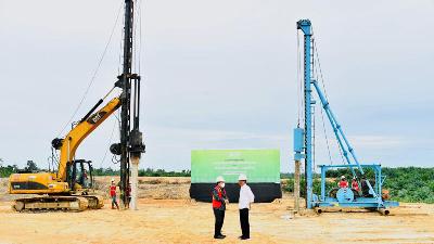 Presiden Joko Widodo, dan Garibaldi Thohir saat peresmian proyek Kawasan Industri Hojau Indonesia di Kabupaten Bulungan, Kalimantan Utara 21 Desember 2021. Presidenri.go.id