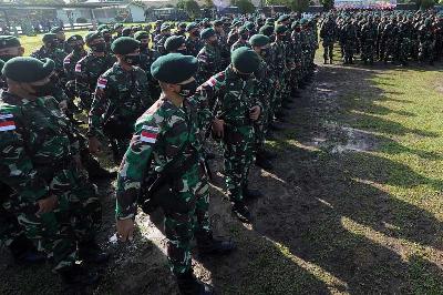 Sejumlah prajurit setelah mengikuti Upacara Pemberangkatan Satgas Organik Yonif Raider 142/Ksatria Jaya untuk diberangkatkan menuju Papua di Kasang, Jambi Timur, Jambi, 16 Maret 2022. ANTARA/Wahdi Septiawan