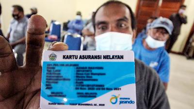 A fisherman shows his independent Fisherman Insurance Card at the Lhokseumawe Mayor’s office, Aceh, November 2020.
ANTARA FOTO/Rahmad
