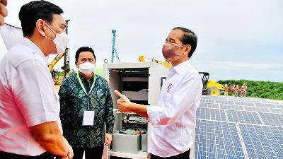 (L-R) Coordinating Minister for Maritime and Investment Affairs Luhut Pandjaitan, Entrepreneur Boy Thohir, and President Joko Widodo during the groundbreaking ceremony of the Indonesian Green Industrial Estate in Bulungan Regency, North Kalimantan, December 21, 2021.
BPMI Setpres/Laily Rachev
