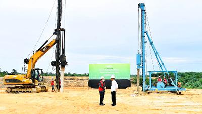 President Joko Widodo (right) and Entrepreneur Boy Thohir engaging in a conversation after the groundbreaking ceremony of the Indonesian Green Industrial Estate in Bulungan Regency, North Kalimantan, December 21, 2021.
BPMI Setpres/Laily Rachev
