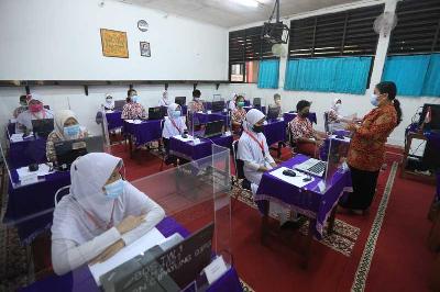 Siswa saat menjalani Asesmen Nasional Berbasis Komputer di SD Negeri Cipayung 03, Jakarta, 18 November 2021. TEMPO/Subekti