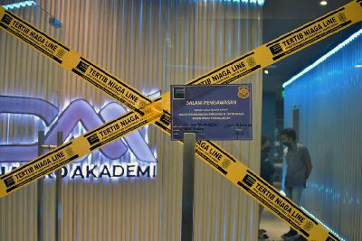 Penyidik Pegawai Negeri Sipil Kementerian Perdagangan mengamankan lokasi usaha robot trading berbasis MLM, PT DNA Pro Akademi, di Jakarta, 28 Januari 2022. Dok. Biro Humas Kemendag
