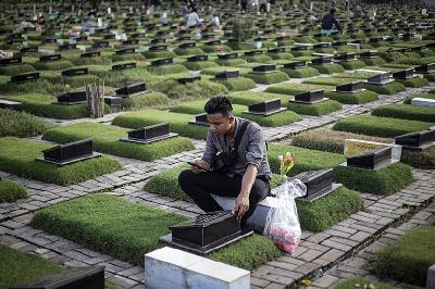 Warga melakukan ziarah jelang Ramadan di Tempat Pemakaman Umum (TPU) Selapajang, Kota Tangerang, Banten, 28 Maret 2022.  ANTARA/Fauzan