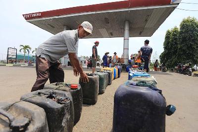 Nelayan menata jerigen untuk melakukan pengisian bahan bakar solar bersubsidi di SPBU Limbangan, Juntinyuat, Indramayu, Jawa Barat, 19 Maret 2022. ANTARA/Dedhez Anggara