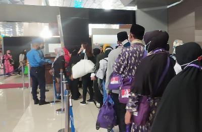 Calon penumpang antre untuk lapor imigrasi di Terminal 3 Bandara Soekarno Hatta, Tangerang, Banten, 28 Maret 2022. Foto: Istimewa