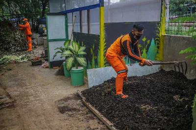 Pengolahan sampah organik menjadi pupuk kompos di Jakarta, 4 November 2021. Tempo/Hilman Fathurrahman W