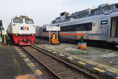 Kereta melintas saat uji coba jalur ganda rel kereta api Bogor-Sukabumi di Stasiun Sukabumi, Cikole, Sukabumi, Jawa Barat, 29 Maret 2022. TEMPO/M.A Murtadho