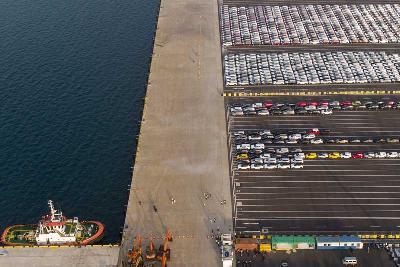 Mobil-mobil yang akan diekspor di Terminal Kendaraan Pelabuhan Patimban, Subang, Jawa Barat, 29 Maret 2022. ANTARA/M Ibnu Chazar