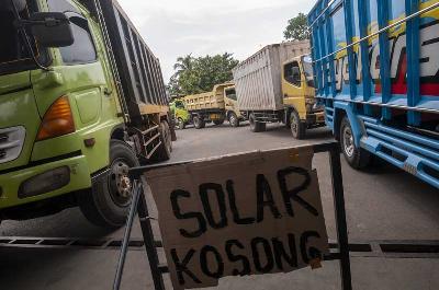 Antrean truk saat membeli bahan bakar solar besubsidi di salah satu SPBU di Lebak, Banten, 29 Maret 2022. ANTARA/Muhammad Bagus Khoirunas