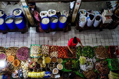 Penjualan bahan pokok di Pasar Tebet Timur, Jakarta, 28 Maret 2022. Tempo/Tony Hartawan