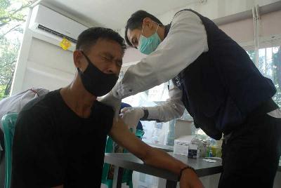 Petugas medis menyuntik vaksin Covid-19 dosis pertama jenis Covavax buatan India di Bandung, 30 Maret 2022. TEMPO/Prima mulia