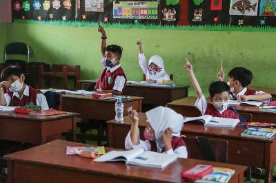 Siswa mengikuti Pembelajaran Tatap Muka di Madrasah Ibtidaiyah Negeri 1 Langkai, Palangkaraya, Kalimantan Tengah, 8 Februari 2022. ANTARA/Makna Zaezar