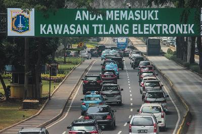 Kendaraan melintas di kawasan Tilang Elektronik di Jalan Jenderal Sudirman, Jakarta, 17 Maret 2021. TEMPO/ Hilman Fathurrahman W