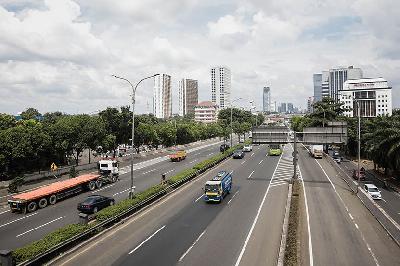 Kendaraan melintas di Jalan Tol Lingkar Luar Jakarta, TB Simatupang, Jakarta. Direktorat Lalu Lintas Polda Metro Jaya akan memberlakukan tilang elektronik di Jalan tol Dalam Kota. TEMPO/M Taufan Rengganis