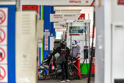 Petugas melakukan pengisian bahan bakar jenis pertalite di SPBU kawasan Kuningan, Jakarta, 2 September 2021. Tempo/Tony Hartawan