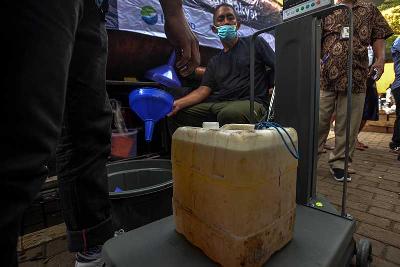 Warga membeli minyak goreng curah dalam program Distribusi Minyak Goreng HET di Pasar Senen Blok III, Jakarta, 17 Maret 2022. Tempo/Tony Hartawan