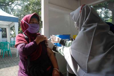 Petugas medis menyuntik vaksin Covid-19 dosis2 jenis Covavax buatan India di Bandung, Jawa Barat, 30 Maret 2022.  TEMPO/Prima mulia