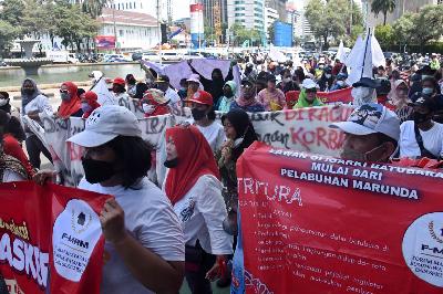 Warga penghuni Rusunawa Marunda berunjuk rasa di Patung Kuda, Jakarta, 28 Maret 2022. ANTARA/Indrianto Eko Suwarso