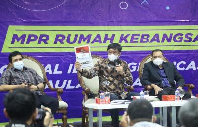 Ketua Badan Pengkajian MPR Djarot Saiful Hidayat (tengah) berbicara dalam diskusi tentang Pokok-Pokok Haluan Negara (PPHN) di Kompleks Parlemen Senayan, Jakarta, 13 September 2021. Dok. MPR