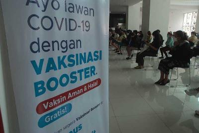 Warga di pusat vaksinasi booster buatan Pfizer di Bandung, Jawa Barat, 25 Maret 2022. TEMPO/Prima Mulia