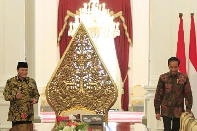 Wakil Ketua MPR RI Hidayat Nur Wahid (kiri) dan Presiden Joko Widodo di Istana Merdeka, Jakarta. TEMPO/Subekti