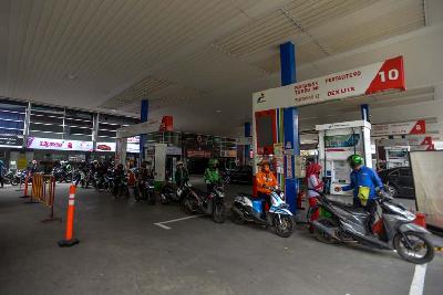 Suasana pengisian bahan bakar di SPBU kawasan Kuningan, Jakarta, 1 April 2022. Tempo/Tony Hartawan