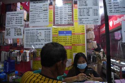 Penjual mengisi pulsa konsumen di Cinere, Depok, Jawa Barat, 31 Maret 2022. ANTARA/Sigid Kurniawan