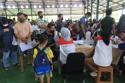 Ratusan warga antusias mengikuti Serbuan Vaksin Bosster yang diadakan oleh TNI di Jakarta, 28 Maret 2022. TEMPO/Subekti.
