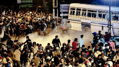Demonstran menjauh dari gas air mata yang digunakan oleh polisi selama protes karena krisis ekonomi di Kolombo, Sri Lanka 31 Maret 2022. REUTERS/Dinuka Liyanawatte/File Foto