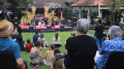 Wisatawan menyaksilan penampilan grup musik Marinuz Kevin dan The Local Elit saat asal Nusa Tenggara Timur pada Indonesian Music Expo 2022 di Museum Puri Lukisan, Ubud, Bali, 26  Maret 2022. TEMPO/Made Argawa